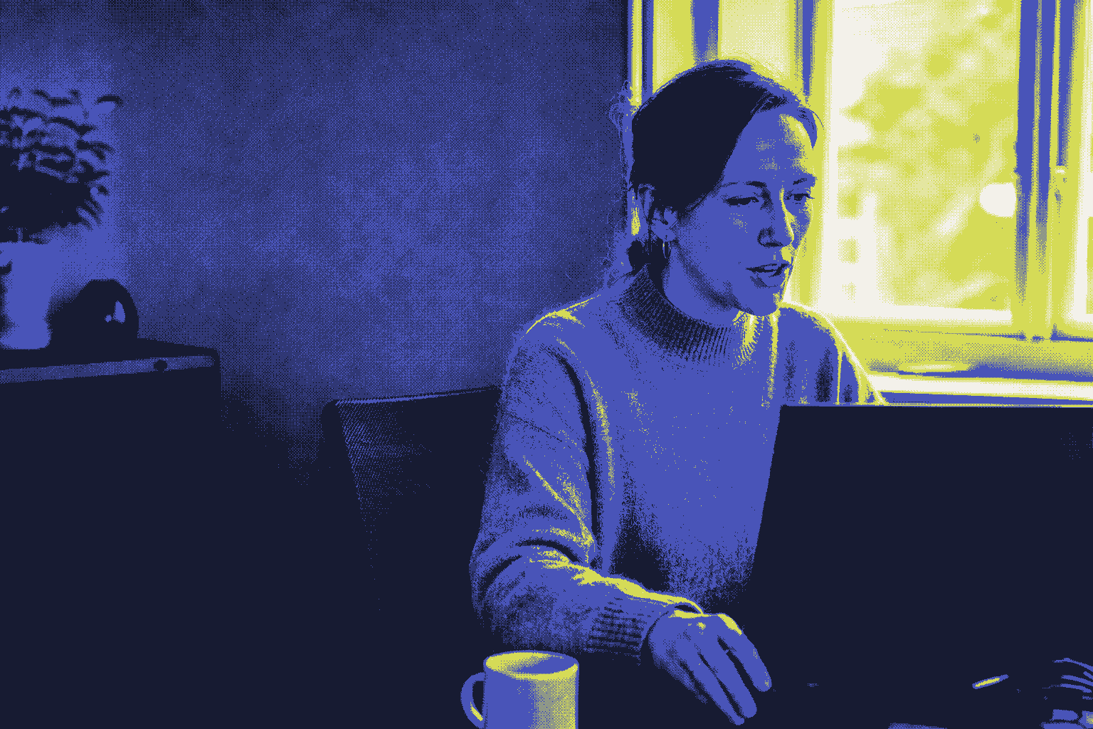 Företagare som arbetar vid sin bärbara dator i ett vanligt kontor